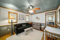 Lakefront Tiny Farm House, with pool, on quiet Lake Hudson