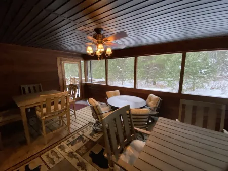 Pet Friendly 1 Acre Private Wooded Lot Hot Tub Pingpong Fire Pit Walk to Village