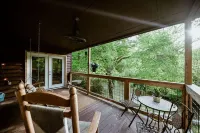 Riverfront cabin on Chauga River "Boarhogs  Place"