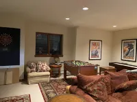 Luxury Home, magnificent Views!Private Jacuzzi, Walk or Free shuttle to ski!