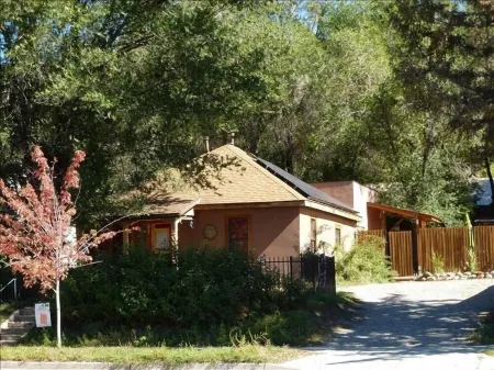 Saint Francis House ~ Downtown Durango *Sanitized & High Speed Wi-Fi*