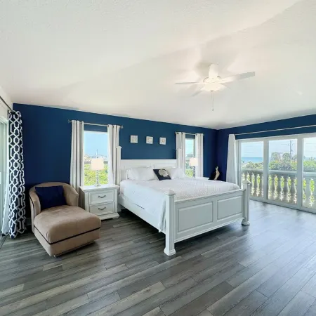 400ft to private beach. Riverfront,dock,pool,kayaks Elevator, 1.6 acres
