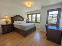 Luxurious newly constructed estate nestled in the quiet Talbot Hill neighborhood 지미 헨드릭스 메모리얼 주변 호텔