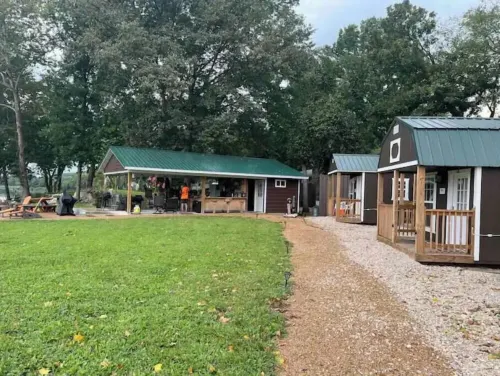 “Harold” one of the 5 Tiny Cabins on the Osage River Hotels in Equality Township