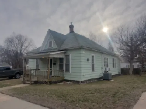 The 1860 - Your family will be close to everything when you stay at here. Hotels in Iola