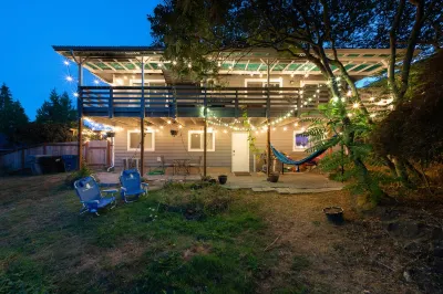 Charming Family Home near Newcastle, Fully Fenced Private, Pet-Friendly! Hotels near Boyd's Clocks