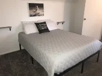 The Yellow Door Place! Convenient & Sleeps 6!