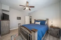 NEW! UPTOWN Cottages - 2bed/1bath - new furnishings!