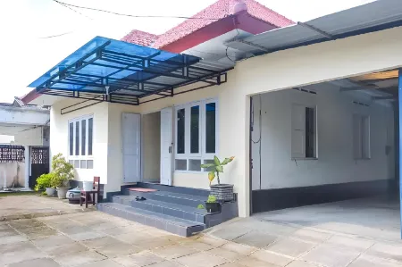 RedDoorz Syariah at Griya Soeratin Pacitan Отели в г. Пачитан