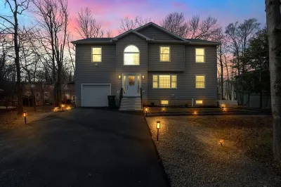 Poconos Luxury Retreat - Hot-Tub, Billiards, Game Room, Fire-Pit, Private! Hotels near Community Pool and playground