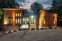 Modern, new cabin in tranquil Broken Bow/Hochatown with all the amenities