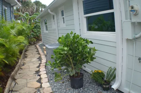 Cottage-by-The-Sea - Cozy Retreat Just Steps from the Sand! Отели в г. Ормонд-Бай-Те-Си