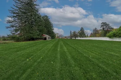 Tranquil Convenient Location 6-Bedroom Bright Modern Farmhouse Arcade Huge Yard Hotels near Arbor Grove Congregational Church