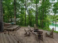 Luxurious cabin with fire pit, kayaks, and dock. 温斯頓縣酒店
