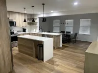 Beautiful 3-bedroom vacation Home in fabulous Leander, TX near the lake. Lake Travis附近的飯店