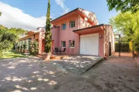 Torrelodones: House with shared garden and pool 25 min from Madrid. Wifi Các khách sạn ở Galapagar