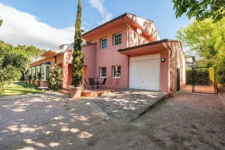 Torrelodones: House with shared garden and pool 25 min from Madrid. Wifi