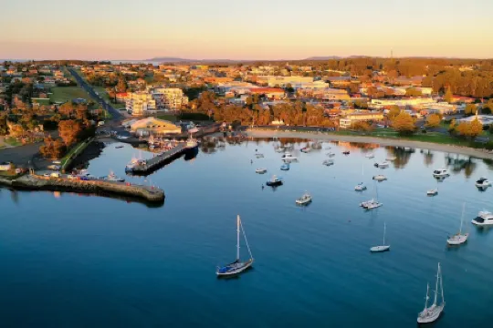 Coastal setting minutes from beach and shops