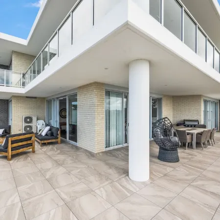 Coastal setting minutes from beach and shops