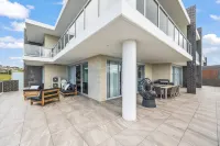 Coastal setting minutes from beach and shops