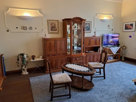 XXL vacation room with bathroom in an Art Nouveau villa for 1-4 people in the city center Отели в г. Шверин