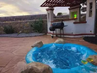 Desert Oasis, Spacious 4-bedroom house 2 king bed w/ Heated Pool & Jacuzzi