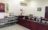 Hotel Dynasty Отели в г. 