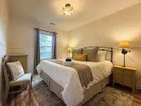 Dundee Garden Cottage: Dog-Friendly Extended Stay Rental, Walkable to Town!