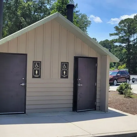Lake Tillery Area, 4-bedroom house in charming Norwood with WiFi, Deck and AC