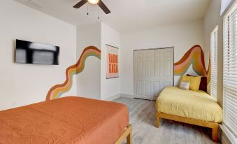 The Retro Retreat - Close to Downtown, Fort Sam