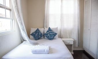 A Relaxing Retreat a Few Steps from the Sun-Soaked Dover Beach and the Vibrant S