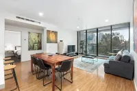 Melbourne Holiday Apartments Flinders Wharf Hotel di Docklands