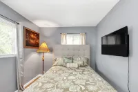 Cozy Retreat in Cincinnati 3 Bedroom Home by Redawning