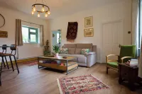 Tring Grange Cottage - Sleeps 2 - Onsite Parking