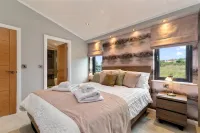 Ael-Y-Bryn - Luxury Lodge, Hot Tub, Three En-Suite Bedrooms