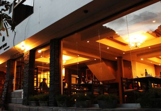 인티 푼쿠 호텔의 모던한 객실 내부