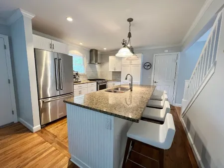 Paddle board? Beach Sunsets? Fine dining? Vineyards? This is the ideal getaway. Отели рядом с достопримечательностью «Sag Harbor Historical Museum: The Annie Cooper Boyd House»