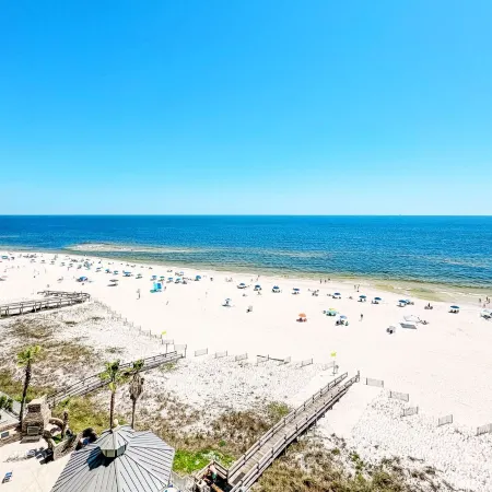 Luxe 4BR Beachfront Condo, Insane Gulf Views, Infinity Pool, Indoor Pool/Hot Tub