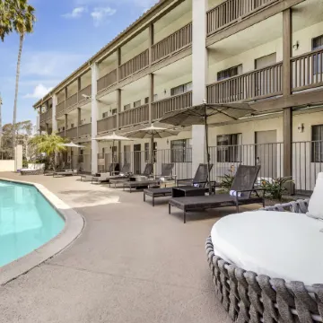 Best Western Carlsbad by the Sea Отели рядом с достопримечательностью «Флауэр Филдс»