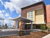 La Quinta Inn & Suites by Wyndham Flagstaff East I-40 Hotels near Fatman's Loop Trail