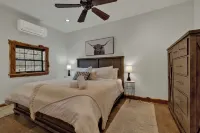 Oakridge Ranch: Pool + Hot-tub, Pickleball Court, Whiskey & Wine Room! Hotels in Blanco
