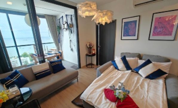 Edge Central Pattaya by Mickey