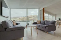 Seaside Nest - Charming Waterfront Retreat