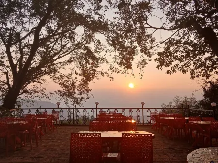 Laxmi Hotel, Matheran Отели в г. Матеран