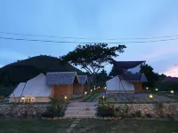 The Acacia Glamping Park فنادق في Batuan