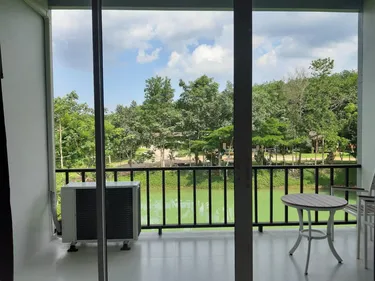 รูปภาพของโต๊ะไม้รีสอร์ท