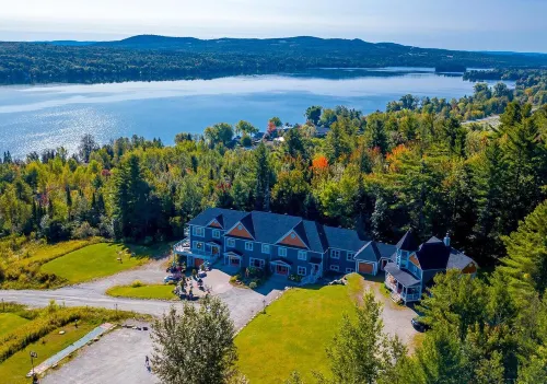 Au Sommet du Lac Magog Hôtels à : North Hatley