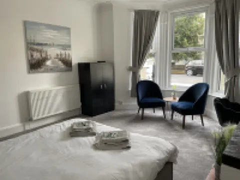 2-Bed Sleeps 4 Free Parking Pets Allowed