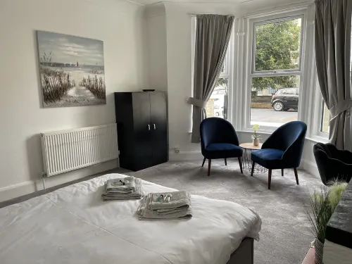 2-Bed Sleeps 4 Free Parking Pets Allowed