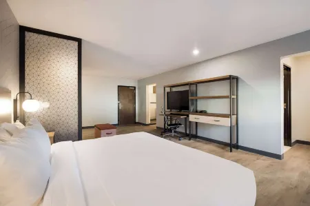 Everhome Suites Corona Отели рядом с достопримечательностью «Публичная библиотека Корона»